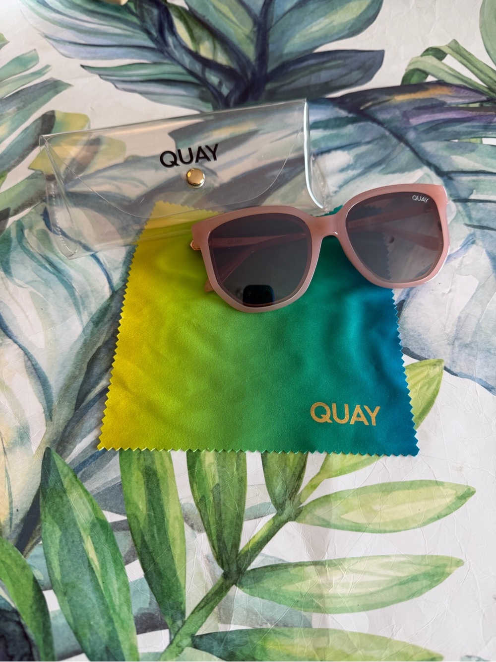 Quay Coffee Run Mini polarized- Pink   Case and cleaning cloth included.